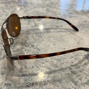Rose Gold frame Women’s polarized Oakley feedback sunglasses.